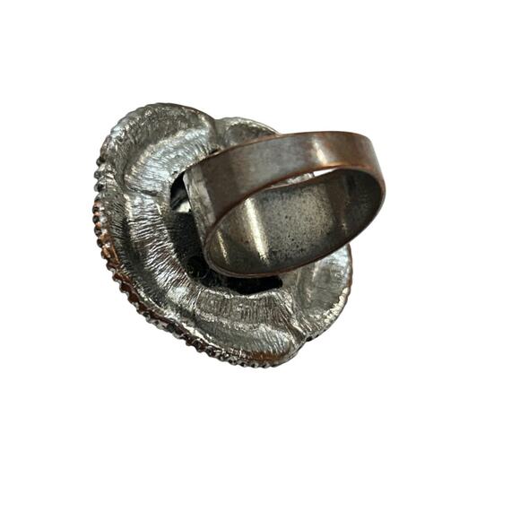 Size 7 Statement Ring Black Flower Goldtone Trim Silvertone Band - Picture 6 of 7